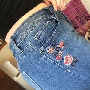 Capri with small embroidery design. Gently used.